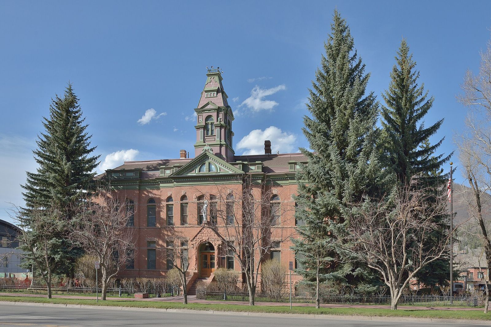 Main facade of the Pitkin County Courthouse - Architekt William Quayle, Aspen