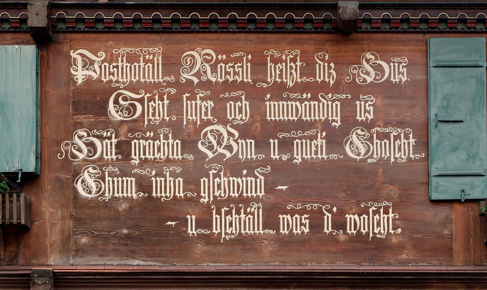 Inscription on the facade of the "Posthotel Rössli", 10 Promenade, Gstaad, Canton of Bern, Switzerland. "Posthotäll Rössli
