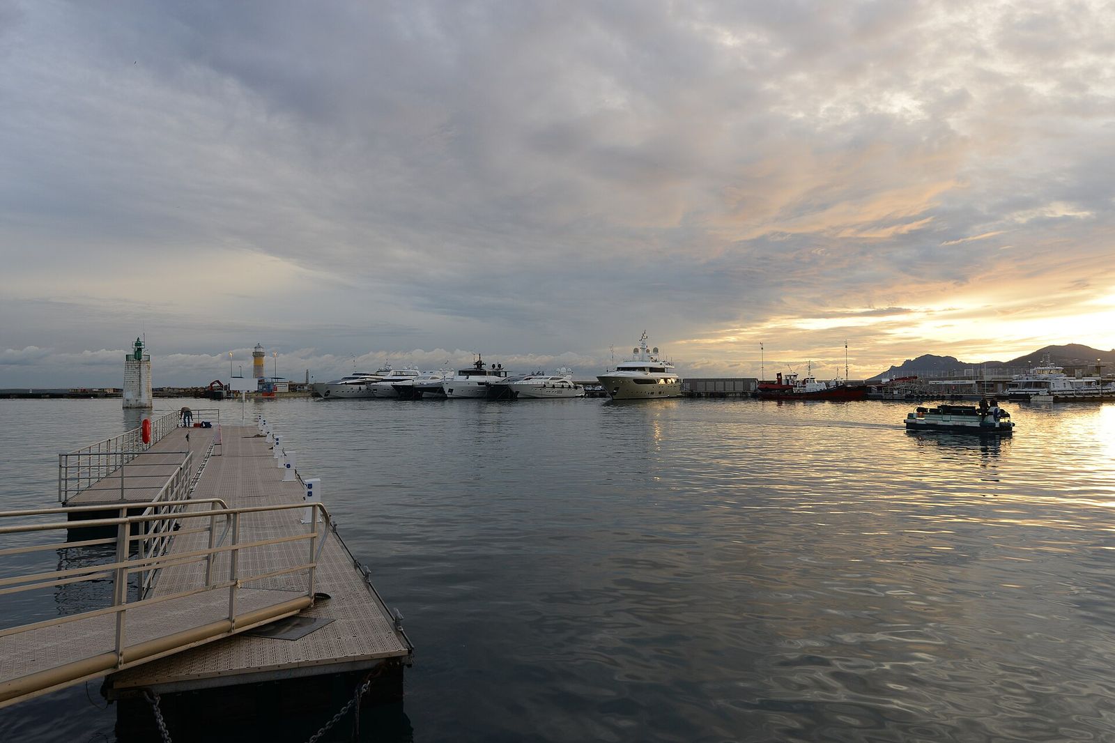 Located in the heart of the glamorous city of Cannes —close to the Palais du Festival and famous Croisette walk— the Vieux, Cannes Yachting Festival