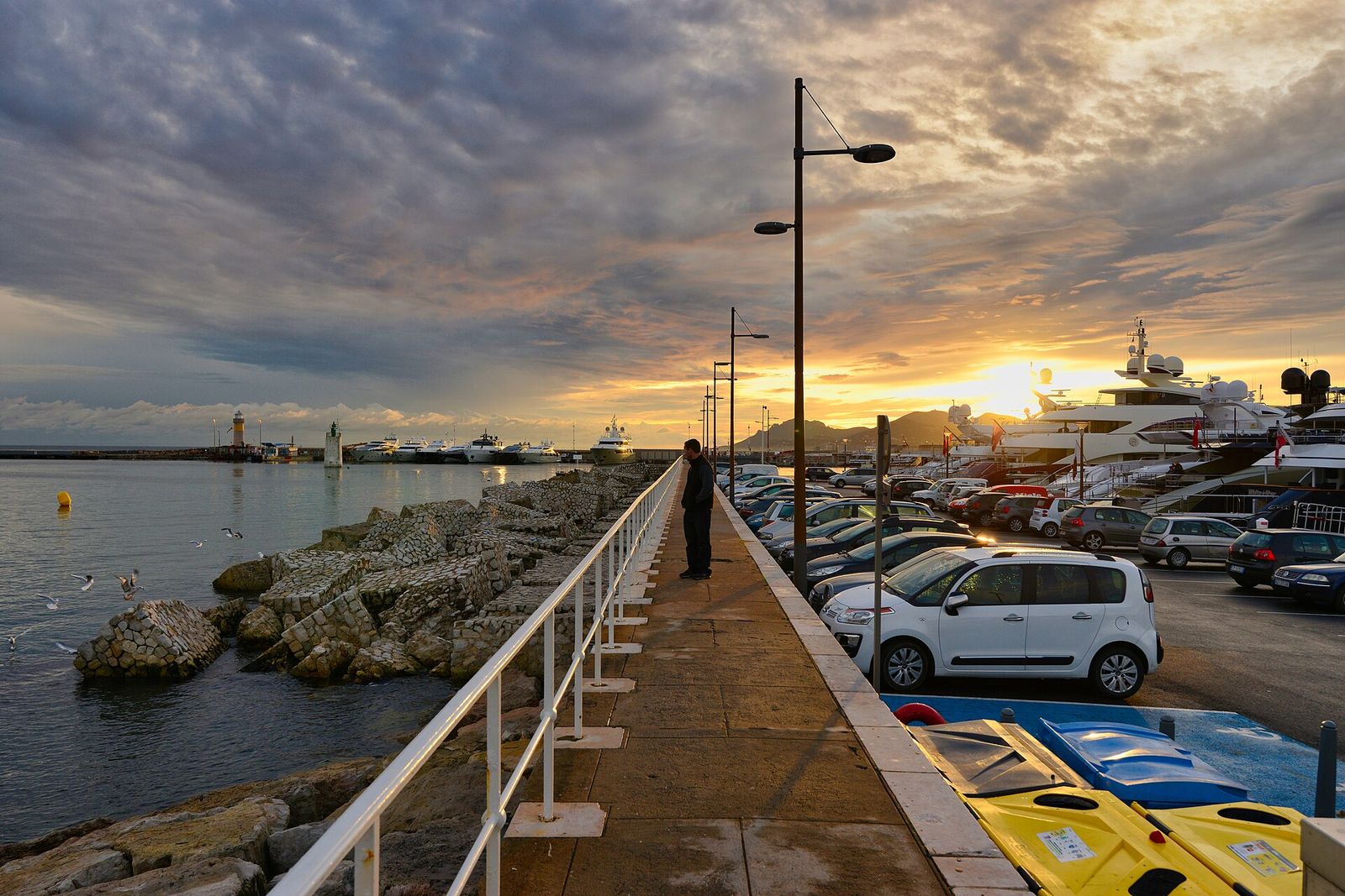 Located in the heart of the glamorous city of Cannes —close to the Palais du Festival and famous Croisette walk— the Vieux, Cannes Yachting Festival