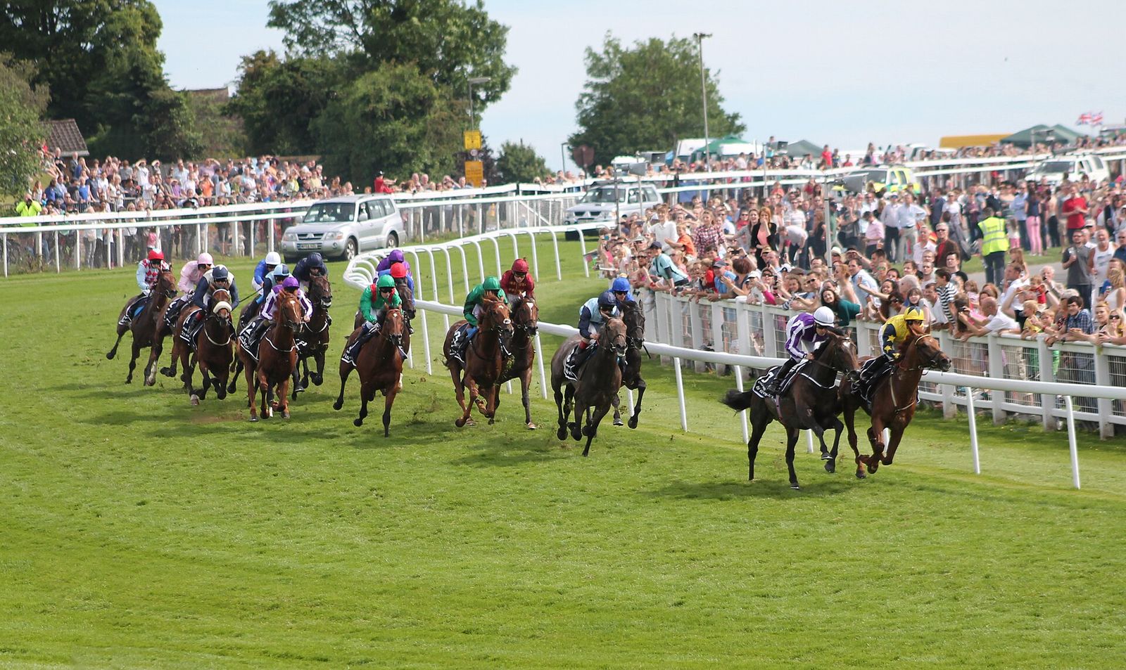 2014 Derby field rounding Tattenham Corner, The Derby