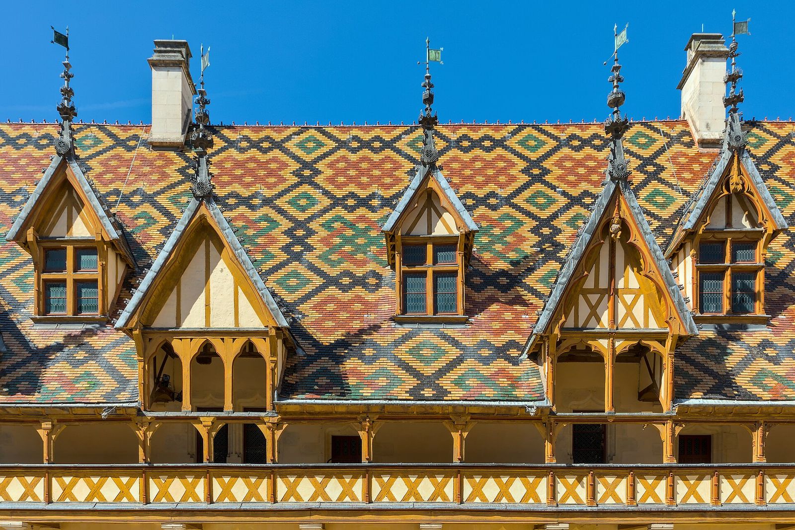 Beaune (Côte-d'Or, France) - Hôtel-Dieu (former hospital) - Courtyard - The glazed tiles roof, Hospices de Beaune Wine Auction
