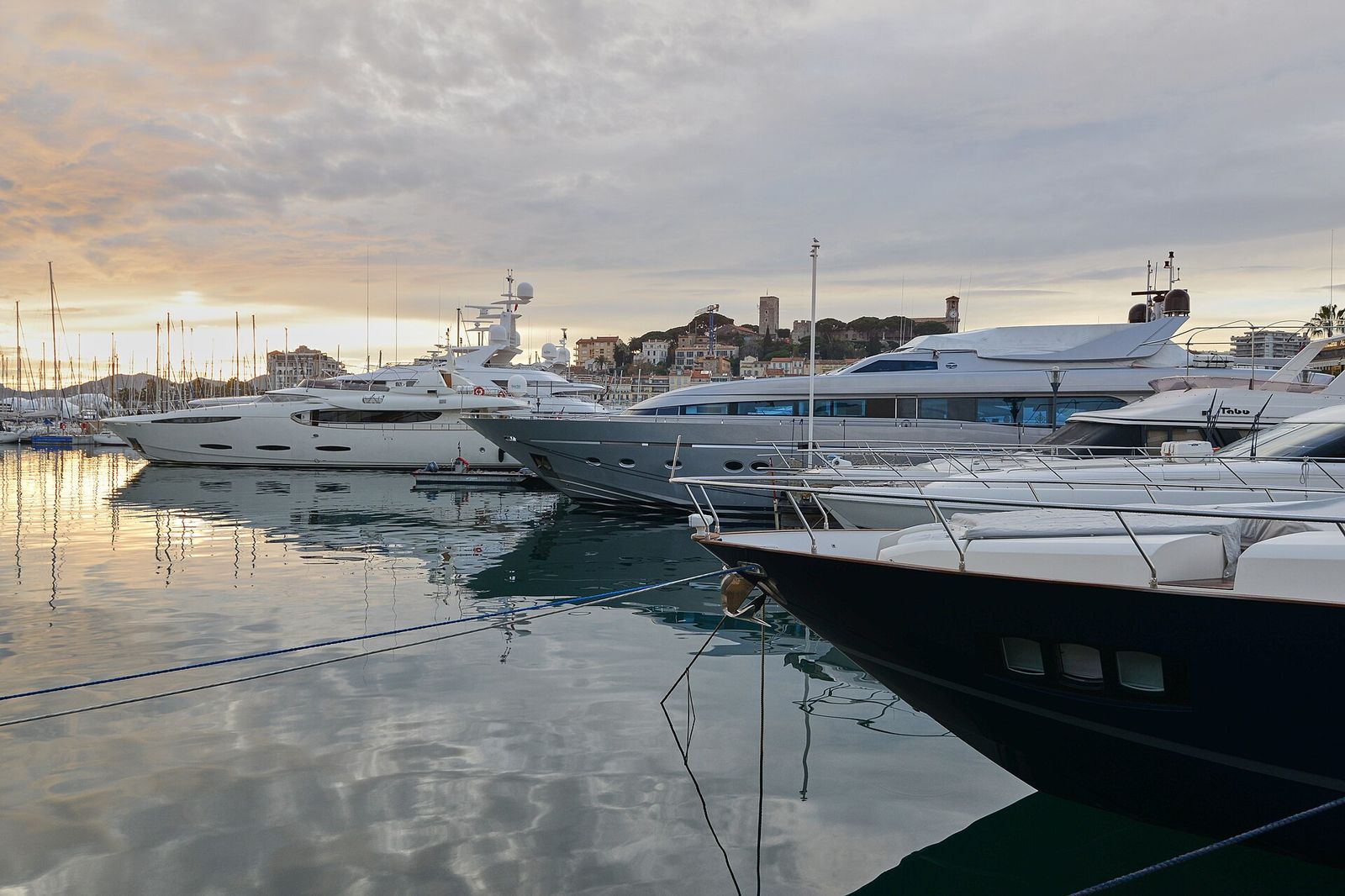 Located in the heart of the glamorous city of Cannes —close to the Palais du Festival and famous Croisette walk— the Vieux, Régates Royales de Cannes