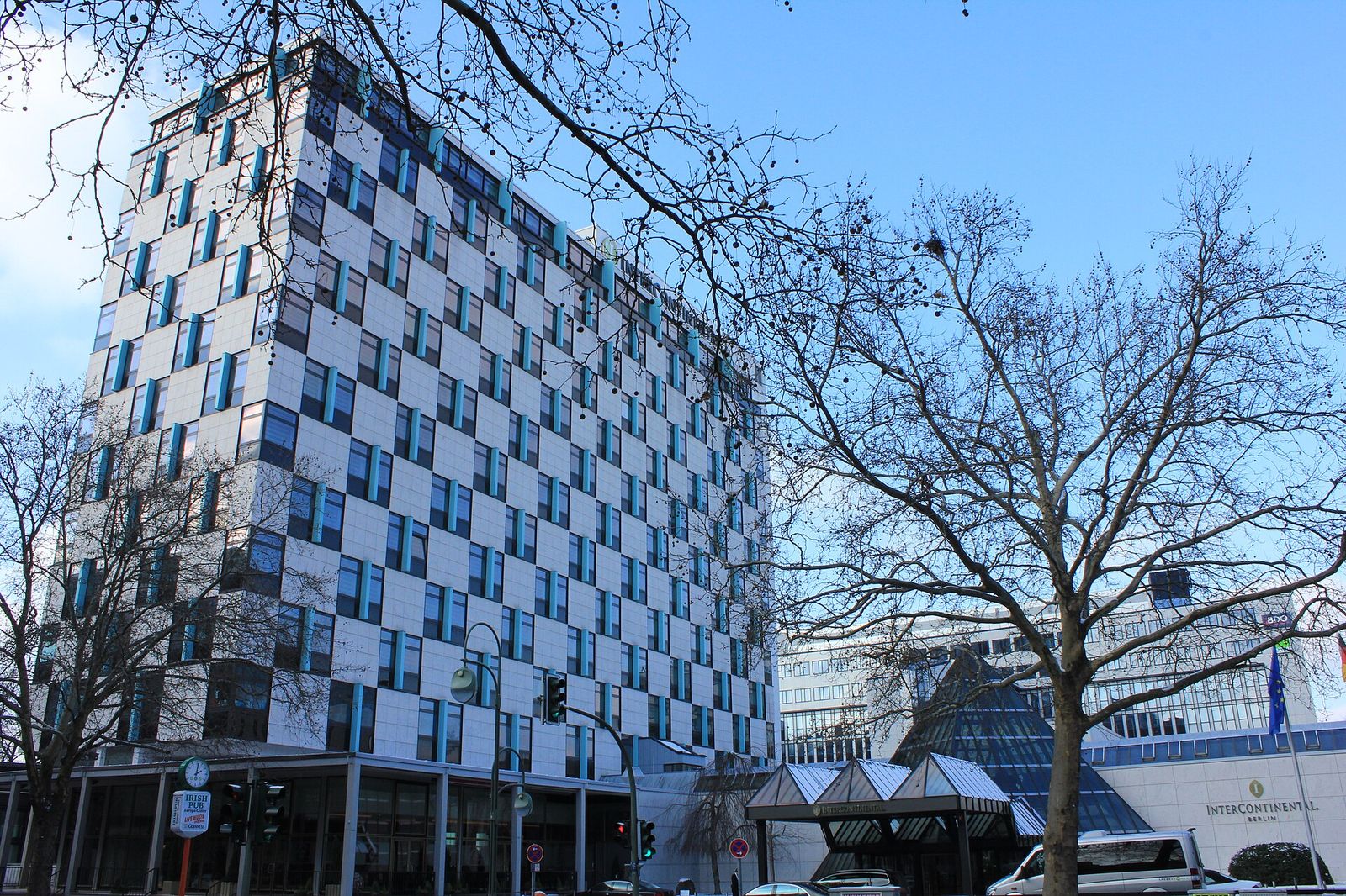 Hilton-Hotel mit Ladenpassage (InterContinental Berlin) 1957-60 von Pereira & Luckman, Schwebes & Schoszberger, SuperReturn International