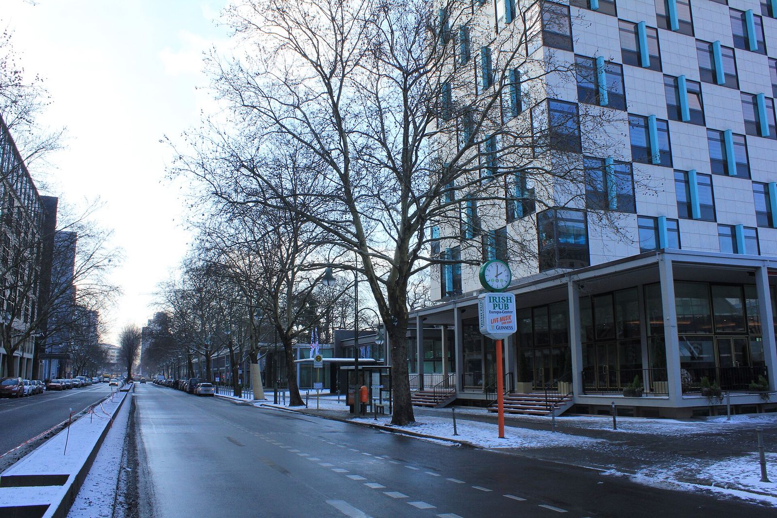 Hilton-Hotel mit Ladenpassage (InterContinental Berlin) 1957-60 von Pereira & Luckman, Schwebes & Schoszberger, SuperReturn International