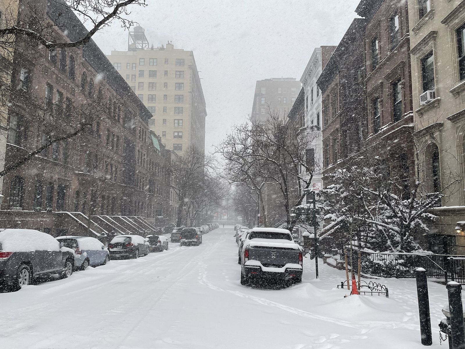 January 25, 2026 Snow Storm in Manhattan, 93rd Street between Madison and 5th Avenue, Carnegie Hill, Upper East Side, New, TEFAF New York