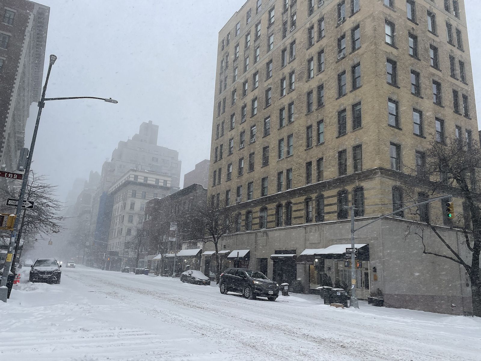 January 25, 2026 Snow Storm in Manhattan, Madison Avenue @ 93rd Street, Carnegie Hill, Upper East Side, New York City, TEFAF New York