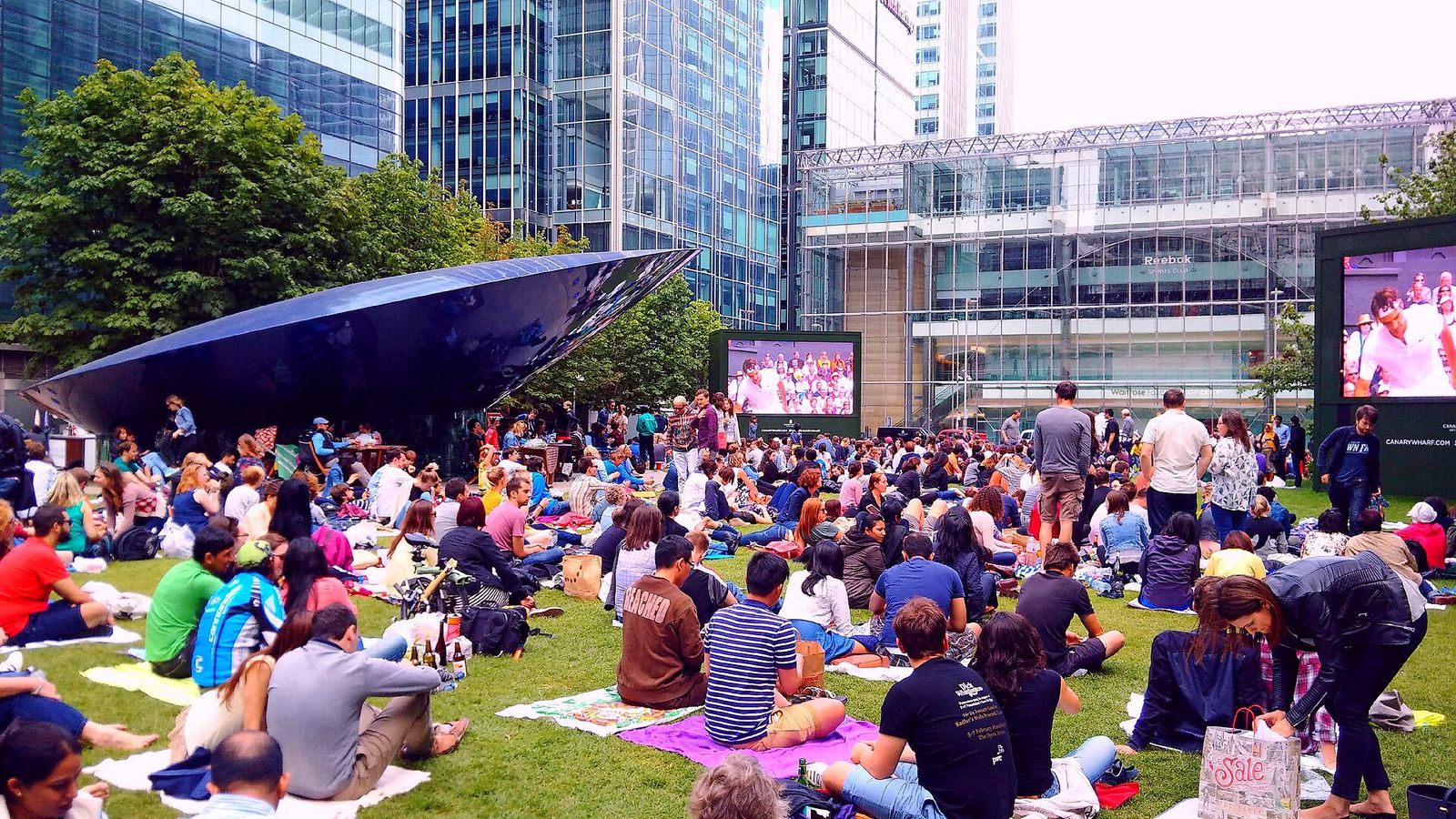 People watching Championships' broadcast outdoor in Canary Wharf: gentlemen's singles final N. Djokovic v R. Federer, The Championships, Wimbledon